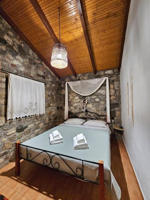 Villa Patras Stonehouse With Large Yard - Πέτρινο Σπίτι Με Αυλή Paralía Exterior foto